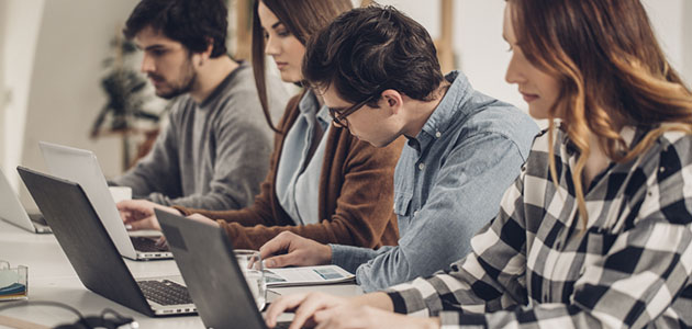 ALUMNOS EN LOS COMPUTADORES
